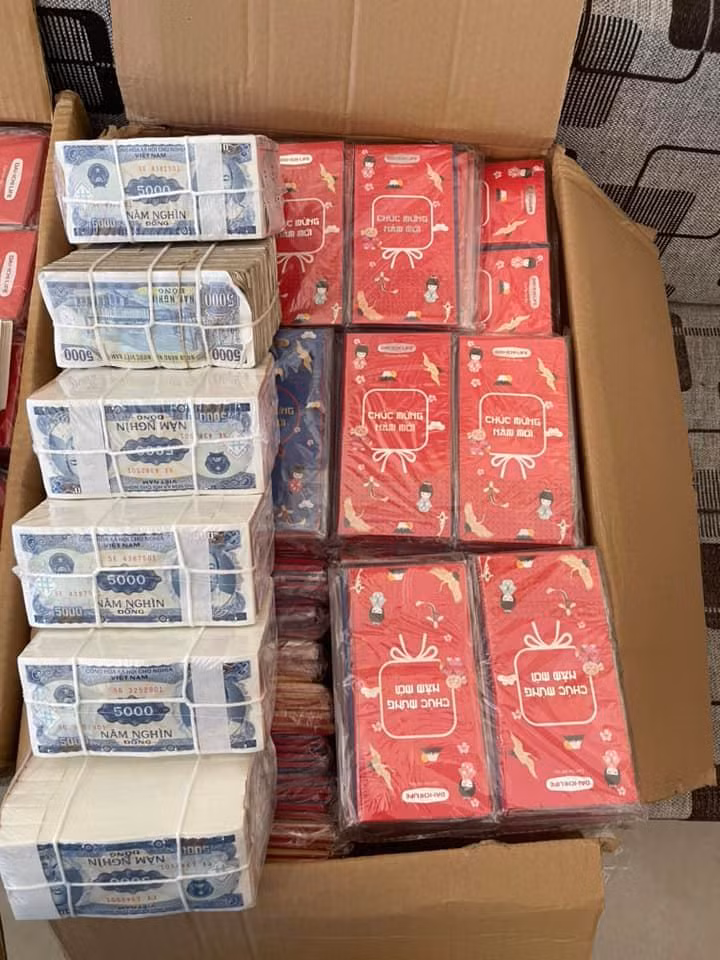 Học sinh Nam Trà My nhận được hầu hết là tiền mới.