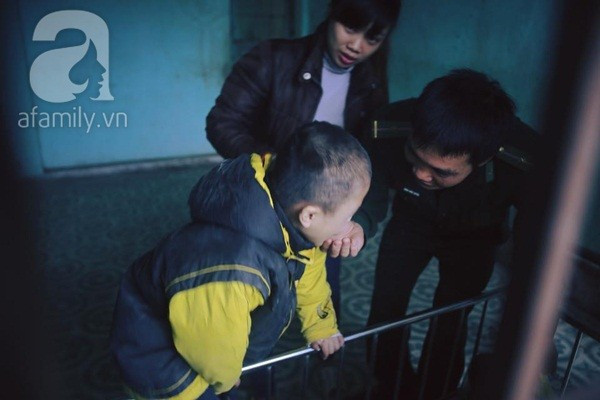Cuộc sống như “tù ngục” của bé mồ côi mắc u não Cuộc sống như “tù ngục” của bé mồ côi mắc u não