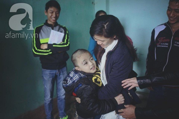 Cuộc sống như “tù ngục” của bé mồ côi mắc u não Cuộc sống như “tù ngục” của bé mồ côi mắc u não