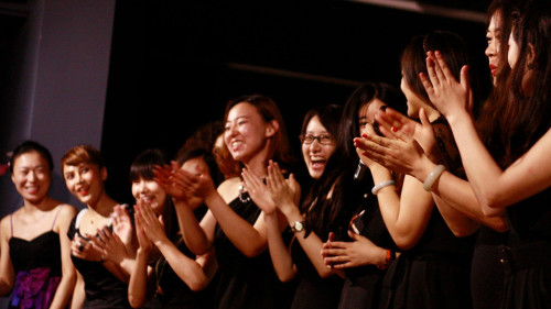 Các cô gái trong một chương trình "Độc thoại gái ế". Ảnh: Katrina Yu/Al Jazeera. cuoc-noi-day-cua-nhung-co-gai-e-o-trung-quoc-2