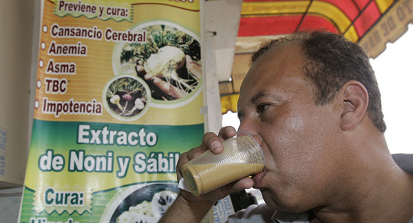 Một người đàn ông đang uống sinh tố ếch. Ảnh: Sputnik News ru-nhau-uong-sinh-to-ech-de-chua-benh-yeu-sinh-ly