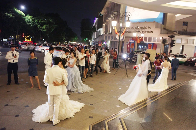 Khóc cười chụp ảnh mùa cưới nơi “đất chật, người đông“
