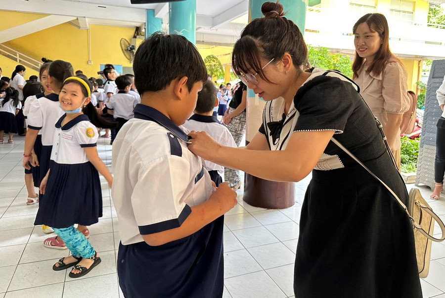 Phụ huynh Trường Tiểu học Nguyễn Bỉnh Khiêm (quận 1, TPHCM) đưa con đến trường. Ảnh: Minh Anh Phụ huynh Trường Tiểu học Nguyễn Bỉnh Khiêm (quận 1, TPHCM) đưa con đến trường. Ảnh: Minh Anh