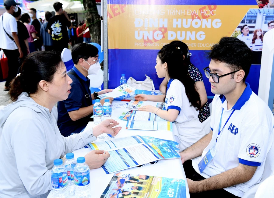 Thí sinh tham dự Ngày hội lựa chọn nguyện vọng xét tuyển đại học, cao đẳng năm 2023, tại Trường Đại học Kinh tế Quốc dân (Hà Nội). Ảnh: INT