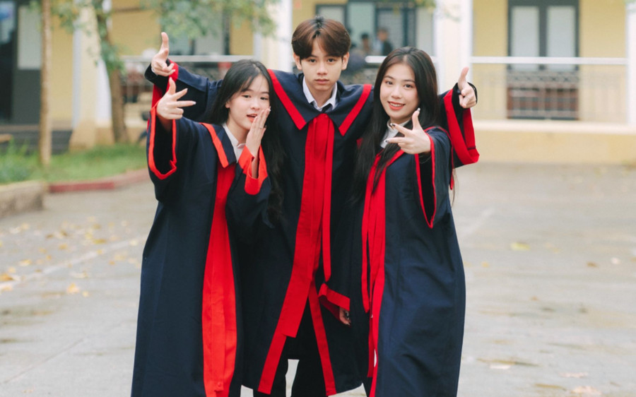 Ngô Thị Minh Thư (bên phải), cùng các bạn học của mình tại Trường Hữu nghị 80. Ảnh: NVCC