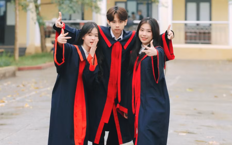 Ngô Thị Minh Thư (bên phải), cùng các bạn học của mình tại Trường Hữu nghị 80. Ảnh: NVCC