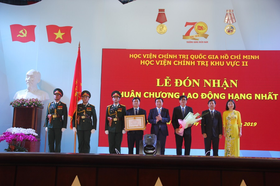 Dịp này Học viện Chính trị khu vực II vinh dự được đón nhận Huân chương Lao động hạng Nhất