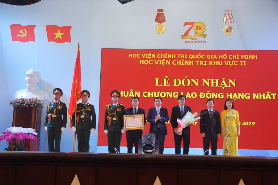 Dịp này Học viện Chính trị khu vực II vinh dự được đón nhận Huân chương Lao động hạng Nhất