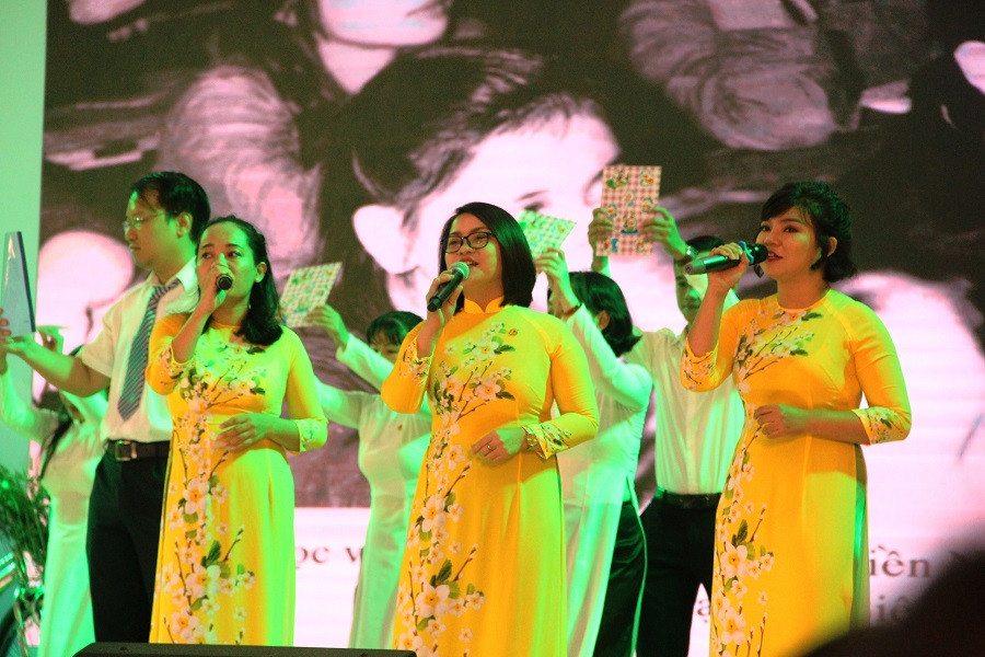 Một tiết mực văn nghệ chào mừng lễ kỷ niệm của các học viên