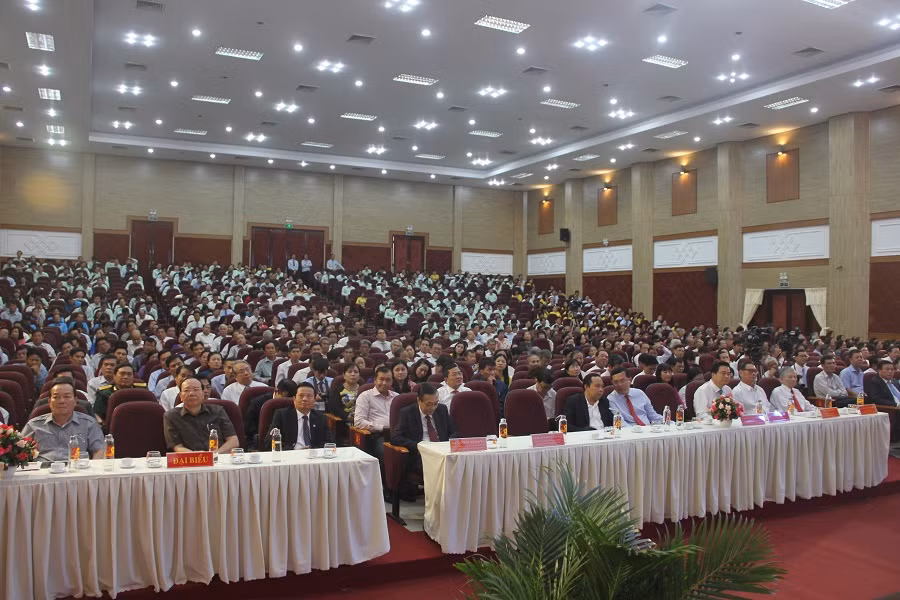 Rất đông đại biểu đến dự lễ kỷ niệm 70 năm truyền thống Trường Đảng miền Nam