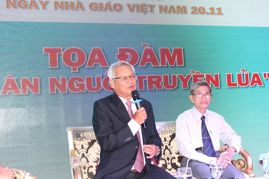 Thầy Trần Trung Kiên, Hiệu trưởng nhà trường chia sẻ tại buổi tọa đàm