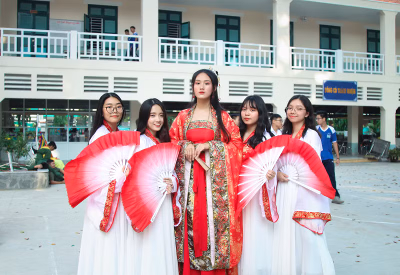 Học sinh lớp 11A4 Trường THPT Lê Quý Đôn rạng rỡ trong trang phục Cosplay Võ Tắc Thiên