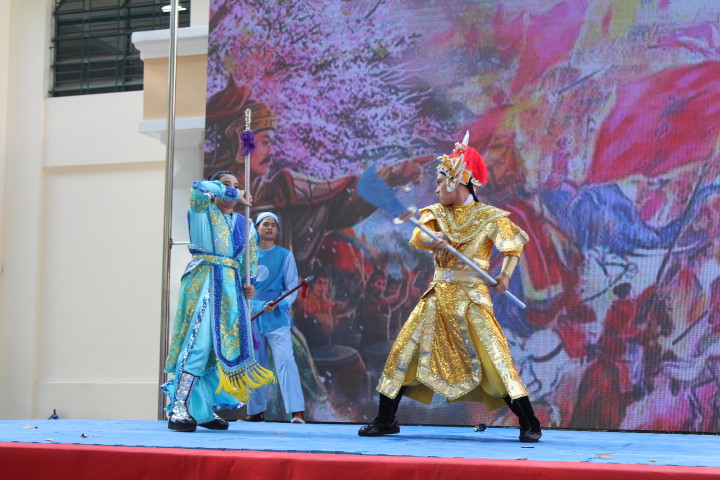 Học sinh Trường THPT Nguyễn Thị Minh Khai tham gia tiết mục hóa thân thành danh tướng Trần Quốc Toản