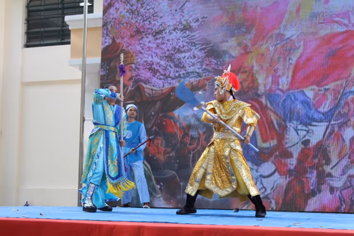 Học sinh Trường THPT Nguyễn Thị Minh Khai tham gia tiết mục hóa thân thành danh tướng Trần Quốc Toản