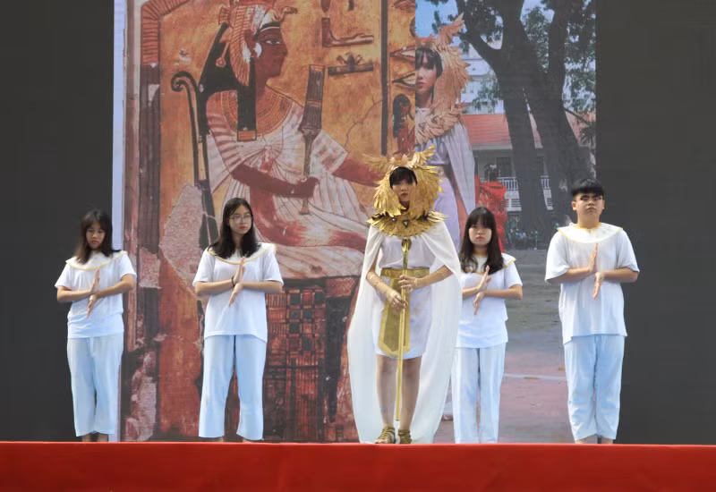 Học sinh Trường THPT Lê Quý Đôn trình diễn trang phục nữ hoàng Cleopatra