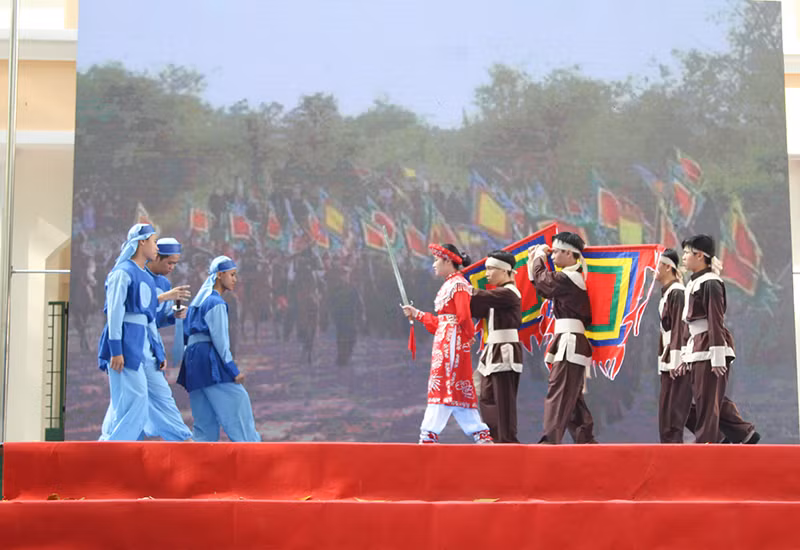 Học sinh Trường THPT Bùi Thị Xuân hóa thân thành nữ tướng Bùi Thị Xuân