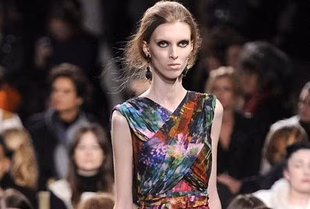 Mẫu xương khô tung chiêu 