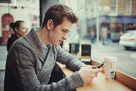 Chuyện cô đơn thật và yêu thương ảo trong xã hội hiện đại
