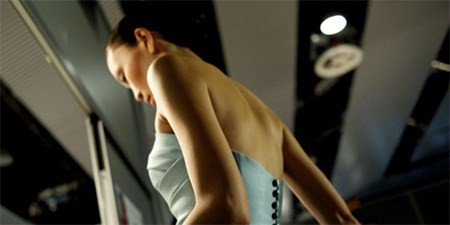 Người mẫu có thân hình không đạt chỉ số BMI chuẩn sẽ không được sử dụng. Mẫu xương khô tung chiêu