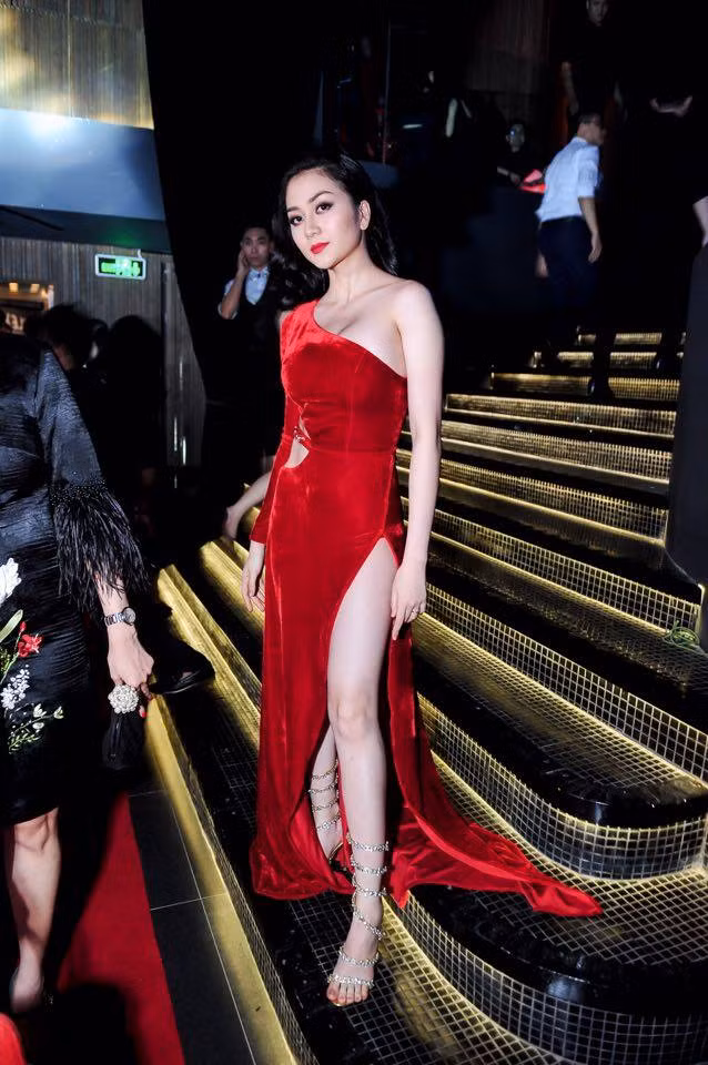 thieu bao trang dien vay cut out khoe duong cong nong bong - 3