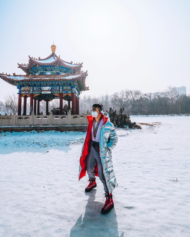 Thậm chí, fashion blogger boyfriend còn lựa chọn chiếc khẩu trang đồng màu với kiểu áo phao dáng dài diện cùng set đồ áo thun, quần jogger đơn giản trong chuyến du lịch sang Bắc Kinh, Trung Quốc. Ảnh: Bloggers_boyfriend. Gioi tre phoi do voi khau trang vua sanh dieu vua phong dich corona hinh anh 7 GT4.jpg