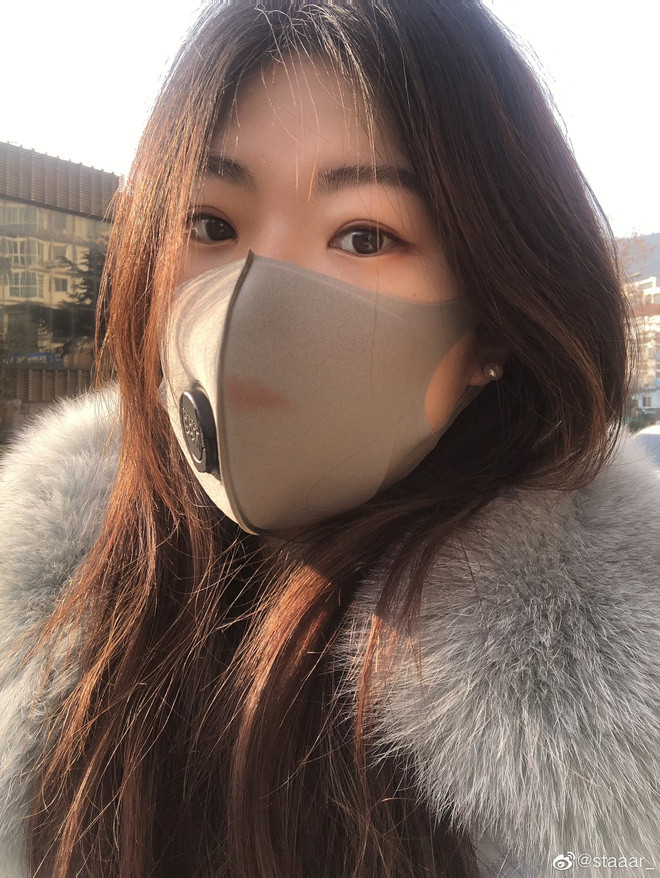 Ở Trung Quốc, giới trẻ cũng mua rất nhiều loại khẩu trang khác nhau để phòng bệnh trong thời kỳ virus corona bùng phát. Trong mỗi khung hình, họ đều chụp set đồ street style cùng chiếc khẩu trang màu sắc đơn giản. Ảnh: Fashion Sina. Gioi tre phoi do voi khau trang vua sanh dieu vua phong dich corona hinh anh 2 ST11.jpg