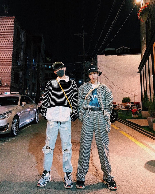 Cách để phòng ngừa dịch bệnh corona và biến tấu set đồ trở nên cá tính hơn chính là biết cách lựa chọn những loại khẩu trang gam màu đen đơn giản giống cậu bạn thân của tín đồ thời trang Feng fan. Ảnh: Nameisd.y. Gioi tre phoi do voi khau trang vua sanh dieu vua phong dich corona hinh anh 8 ST9.jpg