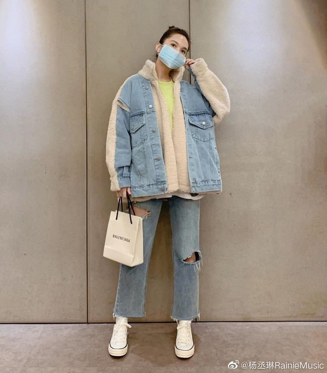 Dương Thừa Lâm xuất hiện trên đường phố với bộ trang phục denim-on-denim bụi phủi nhưng vẫn đeo khẩu trang để ngăn ngừa sự lây nhiễm virus corona. Ảnh: Fashion Sina. Gioi tre phoi do voi khau trang vua sanh dieu vua phong dich corona hinh anh 4 St10_1.jpg