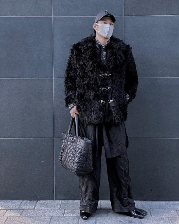 Với set đồ đen được phối kết cầu kỳ giữa áo sơ mi dáng dài, quần suông thoải mái áo khoác lông ấm áp, chiếc khẩu trang trở thành điểm sáng trên bộ cánh, phần nào giúp Lý Quí Khánh ngăn ngừa dịch bệnh. Ảnh: Lý Quí Khánh. Gioi tre phoi do voi khau trang vua sanh dieu vua phong dich corona hinh anh 5 GT2.jpg