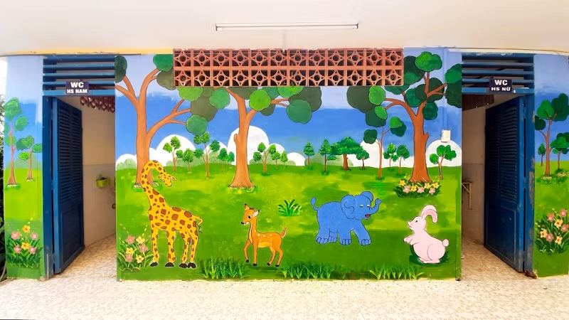 Sự góp sức của các giáo viên Mĩ thuật, nhiều nhà vệ sinh trường học ở An Giang được “khoác áo mới”.
