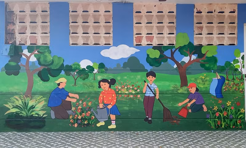 Những bức bích họa còn nhắc học sinh giữ gìn vệ sinh chung.