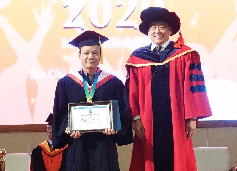 PGS.TS Trần Tiến Khoa (Hiệu trưởng IU) trao bằng tốt nghiệp và giấy khen cho học viên cao học tốt nghiệp xuất sắc năm 2020. PGS.TS Trần Tiến Khoa (Hiệu trưởng IU) trao bằng tốt nghiệp và giấy khen cho học viên cao học tốt nghiệp xuất sắc năm 2020.
