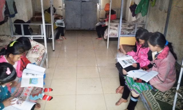 Do thời tiết quá lạnh nên chiều nay (25/1), học sinh điểm trường chính của Trường phổ thông dân tộc bán trú tiểu học Chung Chải phải tự học tại phòng bán trú