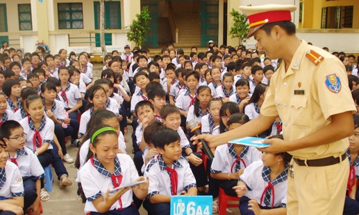 Thi đua bảo đảm an toàn giao thông trong ngành Giáo dục