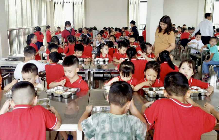 Học sinh Trường Tiểu học Thúy Lĩnh (quận Hoàng Mai, Hà Nội) ăn bán trú. Học sinh Trường Tiểu học Thúy Lĩnh (quận Hoàng Mai, Hà Nội) ăn bán trú.