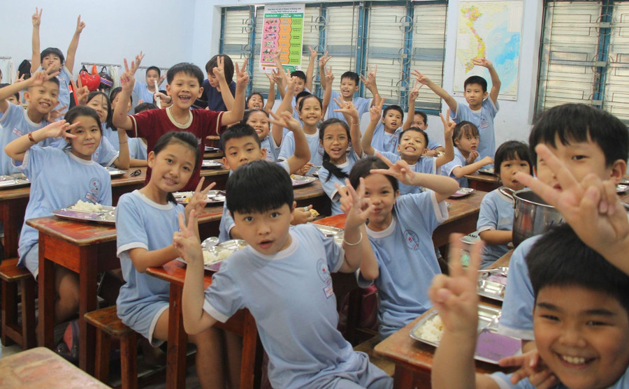 Học sinh Trường Tiểu học Nguyễn Thị Minh Khai hào hứng trong bữa ăn bán trú. Học sinh Trường Tiểu học Nguyễn Thị Minh Khai hào hứng trong bữa ăn bán trú.