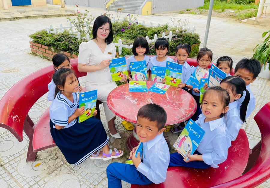 Cô Phụng và học sinh Trường Tiểu học và THCS Hướng Việt. Cô Phụng và học sinh Trường Tiểu học và THCS Hướng Việt.