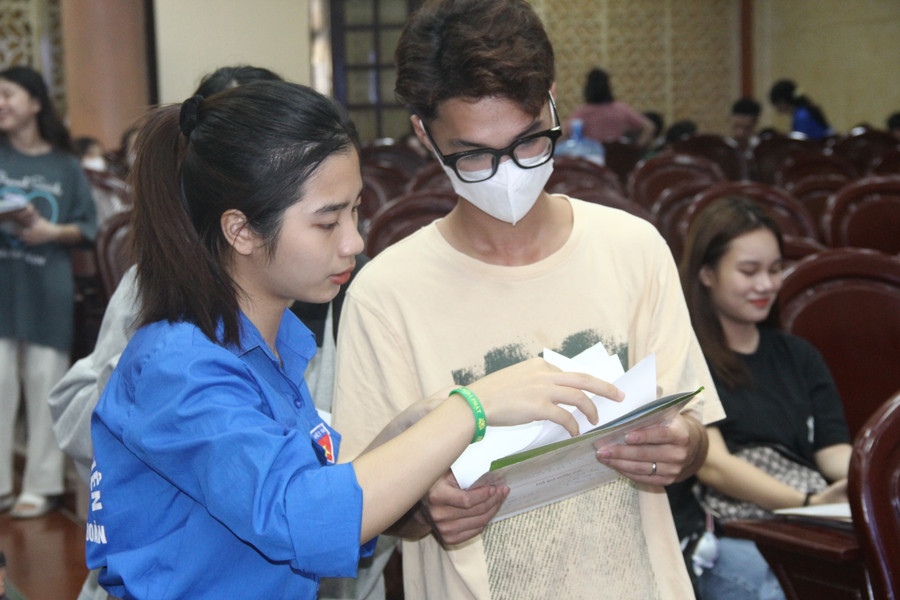 Sinh viên tình nguyện hỗ trợ tân sinh viên đến xác nhận nhập học trực tiếp tại Trường ĐH Công đoàn. Ảnh: TG Sinh viên tình nguyện hỗ trợ tân sinh viên đến xác nhận nhập học trực tiếp tại Trường ĐH Công đoàn. Ảnh: TG