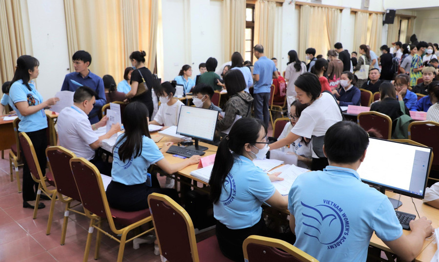 Tân sinh viên nhập học tại Học viện Phụ nữ Việt Nam. Ảnh: TG Tân sinh viên nhập học tại Học viện Phụ nữ Việt Nam. Ảnh: TG