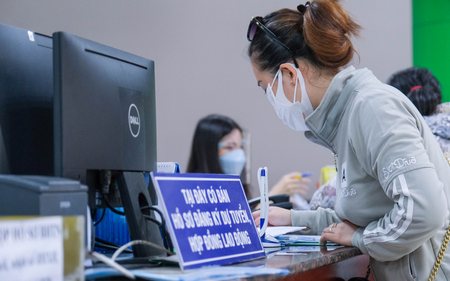 Lao động trẻ tìm hiểu thông tin về hợp đồng lao động với nước ngoài.