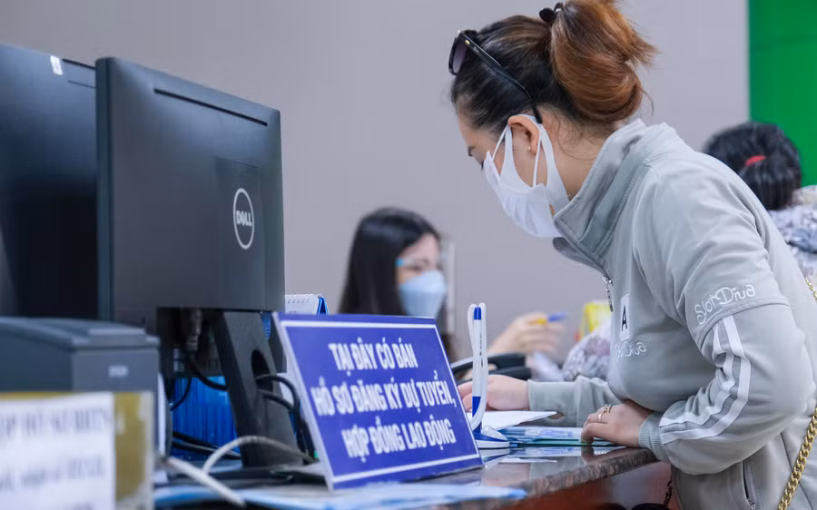 Lao động trẻ tìm hiểu thông tin về hợp đồng lao động với nước ngoài.