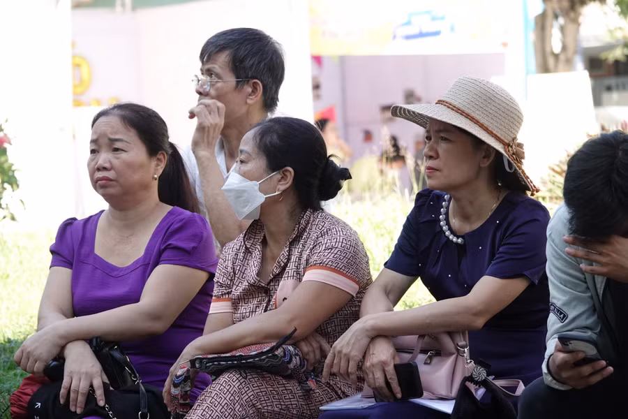 Phụ huynh vừa vui mừng vừa lo khi con xa gia đình bước vào cuộc sống sinh viên. Ảnh minh họa