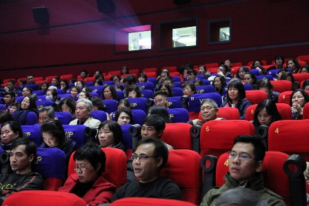 Khán giả tới dự khai mạc Tuần phim Nga.