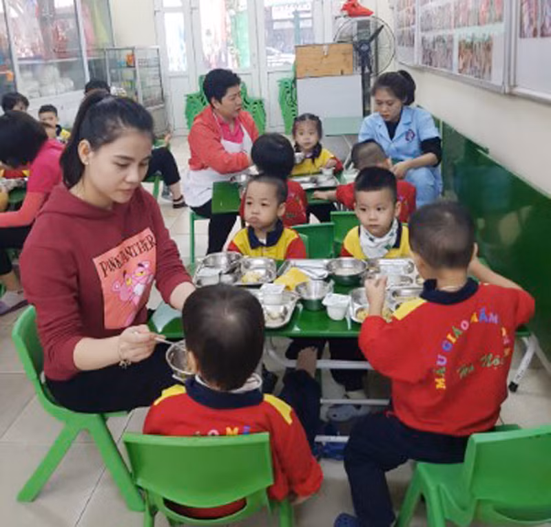 Cô giáo MN tận tình chăm sóc trẻ.