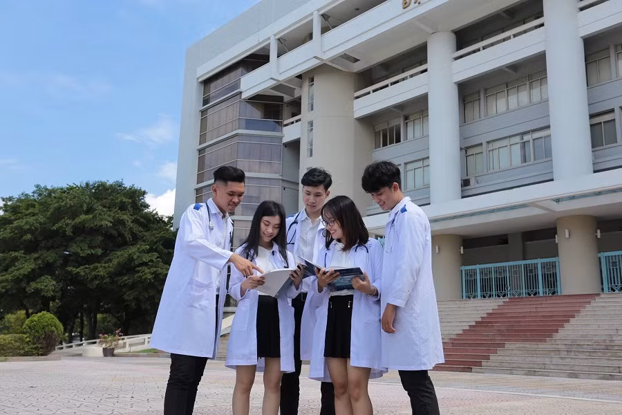 Sinh viên Khoa Y - ĐH Quốc gia TP.HCM (Ảnh: fanpage Khoa Y)