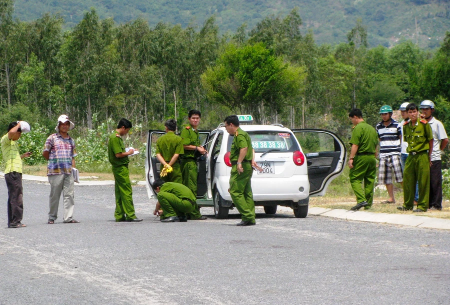 30 phút xảy ra 3 vụ chặn taxi cướp tiền giữa khuya