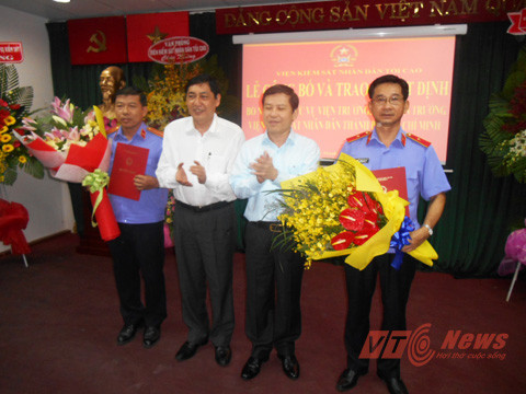 Tân Viện trưởng VKSND TP.HCM Dương Ngọc Hải (phải) nhận quyết định từ lãnh đạo VKSND Tối cao Lê Minh Trí. Ảnh: Phan Cường Tân Viện trưởng VKSND TP.HCM Dương Ngọc Hải (phải) nhận quyết định từ lãnh đạo VKSND Tối cao Lê Minh Trí. Ảnh: Phan Cường