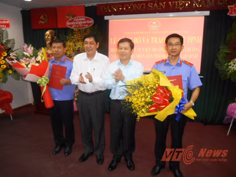 Tân Viện trưởng VKSND TP.HCM Dương Ngọc Hải (phải) nhận quyết định từ lãnh đạo VKSND Tối cao Lê Minh Trí. Ảnh: Phan Cường