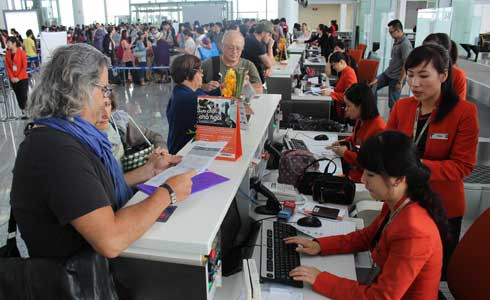 Sân bay Nội Bài khá đông đúc vào giờ cao điểm. Ảnh minh họa: Xuân Hoa. cuc-hang-khong-len-phuong-an-xay-san-bay-noi-bai-thu-hai