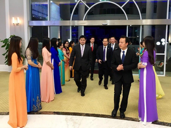Đoàn nhà đầu tư do Hoàng tử Brunei dẫn đầu đến thăm và dự tiệc chiêu đãi tại quần thể du lịch nghỉ dưỡng FLC Sầm Sơn 2